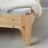Massivholzbett mit sichtbarer Holzmaserung 140x200 – Doppelbett mit hohem Kopfteil – Farbe: Natur