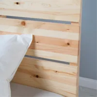 Massivholzbett mit sichtbarer Holzmaserung 140x200 – Doppelbett mit hohem Kopfteil – Farbe: Natur