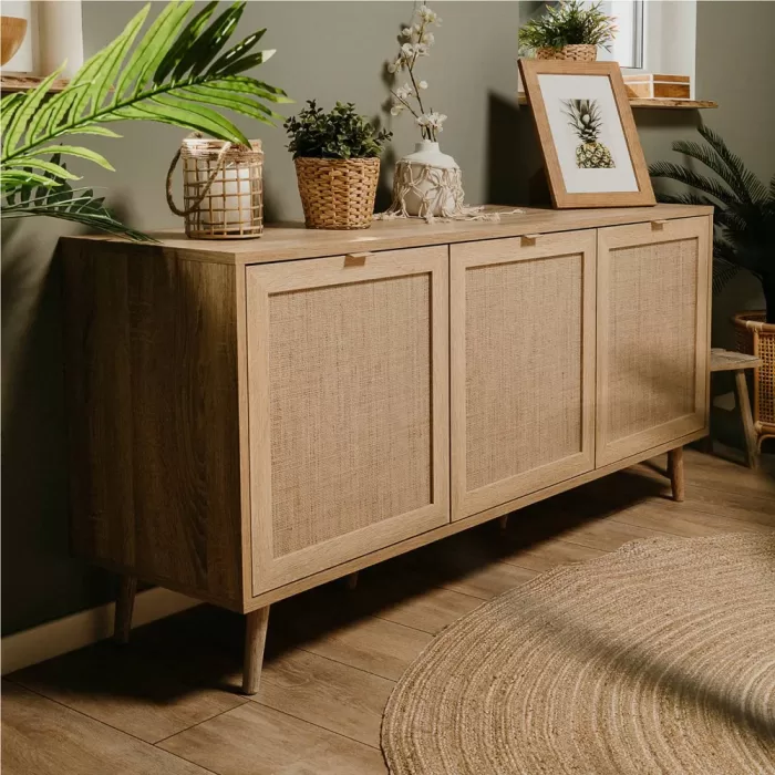 Kommode 150 cm Breite - Sideboard Boho Style mit drei Schranktüren und Holzbeinen - Farbe: Braun Natur