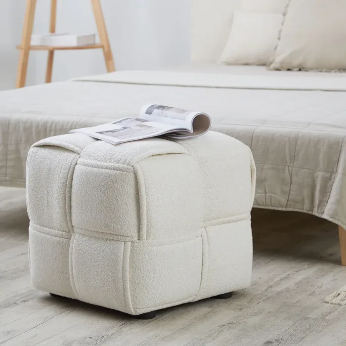 Sitzwürfel in Creme-Beige - Komfortabler gepolsterter Sitzpouf aus hellem Boucle Stoff