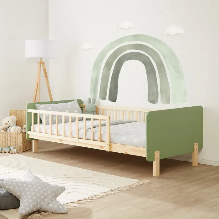 Bett für Kinder 90x200 - Bett mit Rausfallschutz und Korpus aus Holz in Natur mit Elementen in Grün