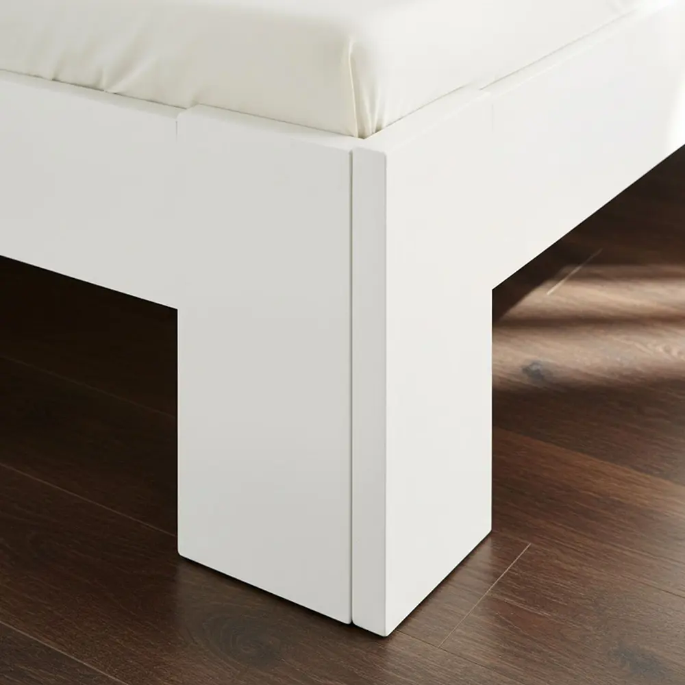 Massivholzbett 180x200 – Doppelbett aus Echtholz mit einem höheren Kopfteil – Farbe: Weiß